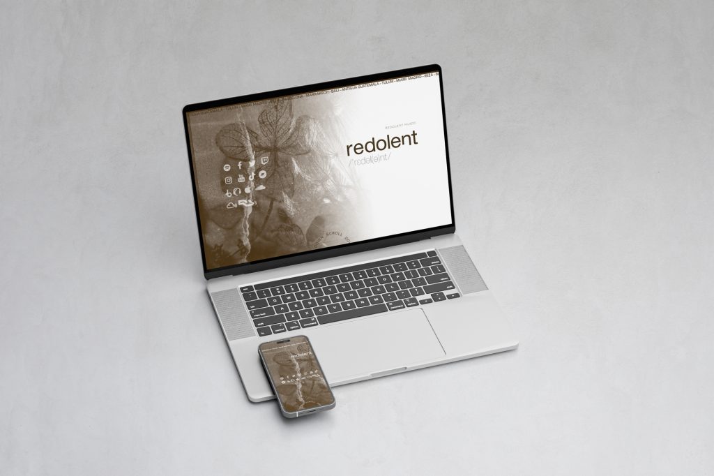 Portatil y móvil enseñando una página web