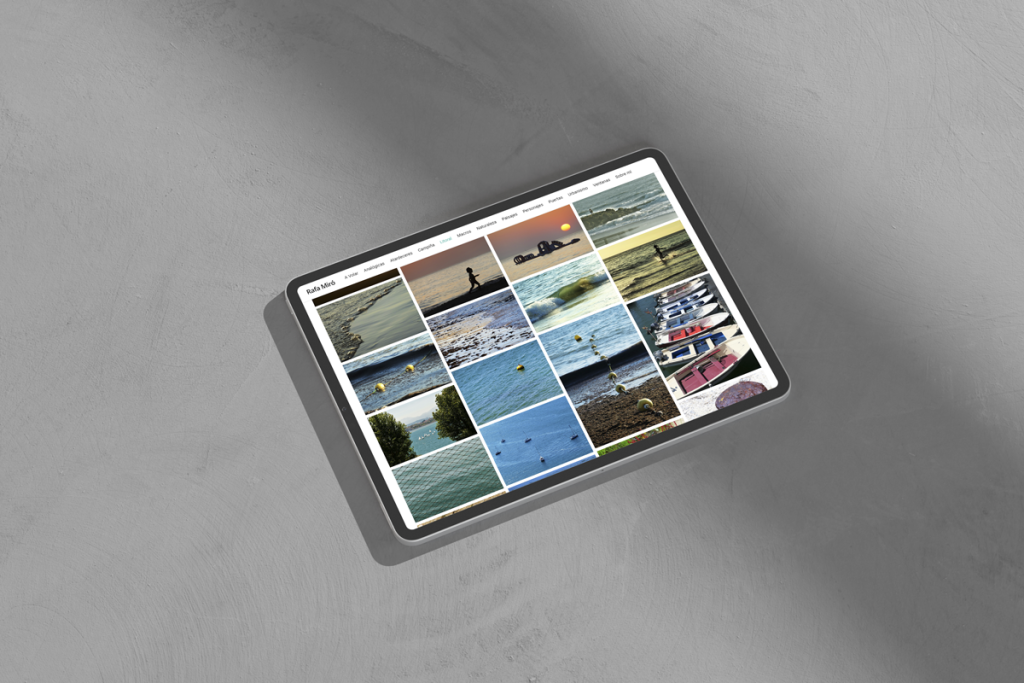 Tablet enseñando un diseño web de fotografía