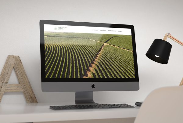 Ordenador enseñando sitio web de agronomía