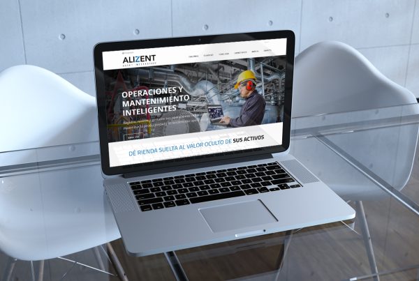 Laptop sobre una mesa enseñando un sitio web de una empresa de operaciones y mantenimiento