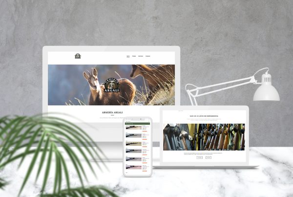 Ordenador, móvil y portátil enseñando foto de sitio web de armería