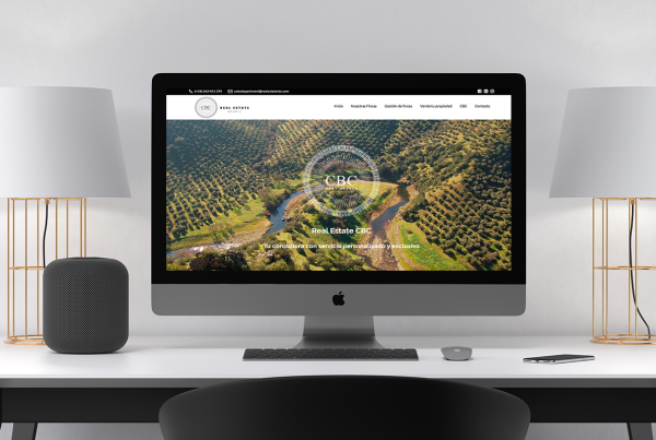 Mac en oficina enseñando una página web de una consultoría de compra y venta de fincas