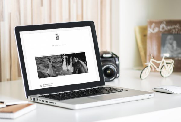 Laptop enseñando un sitio web de una empresa de fotografía