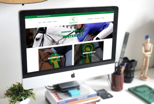 Ordenador con sitio web del hipódromo en una oficina