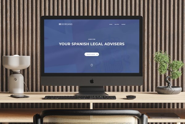 Mac en oficina enseñando sitio web de abogados