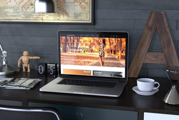 Laptop enseñando sitio web de calzado en una oficina