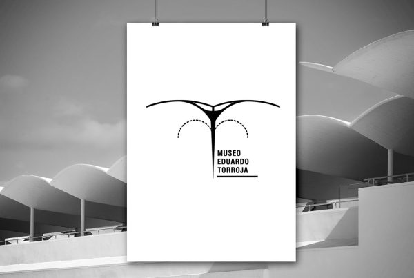 Foto a blanco y negro de logo de un museo sobre un lienzo en blanco, pintado con color negro y con foto de fondo de un hipódromo