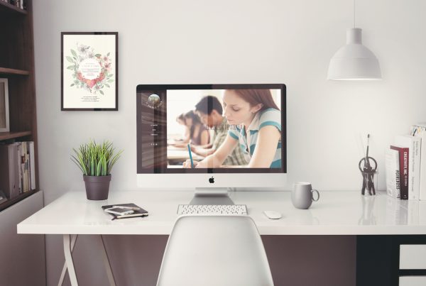 Oficina con ordenador enseñando un sitio web para academia de idiomas en Madrid