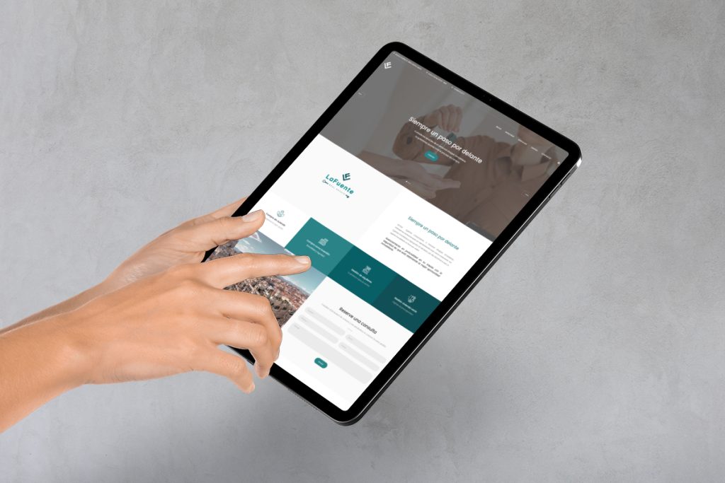 IPad enseñando sitio web de agentes inmobiliarios