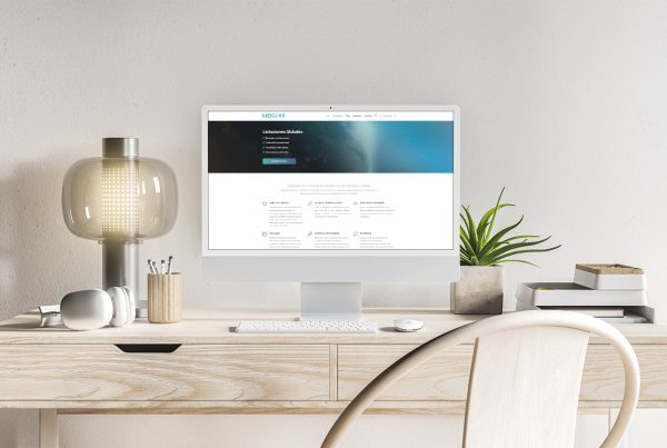 Ordenador sobre escritorio enseñando sitio web de licitaciones globales