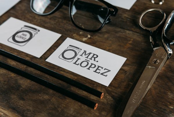 Tarjetas de contacto de marca de calcetines sobre escritorio de madera