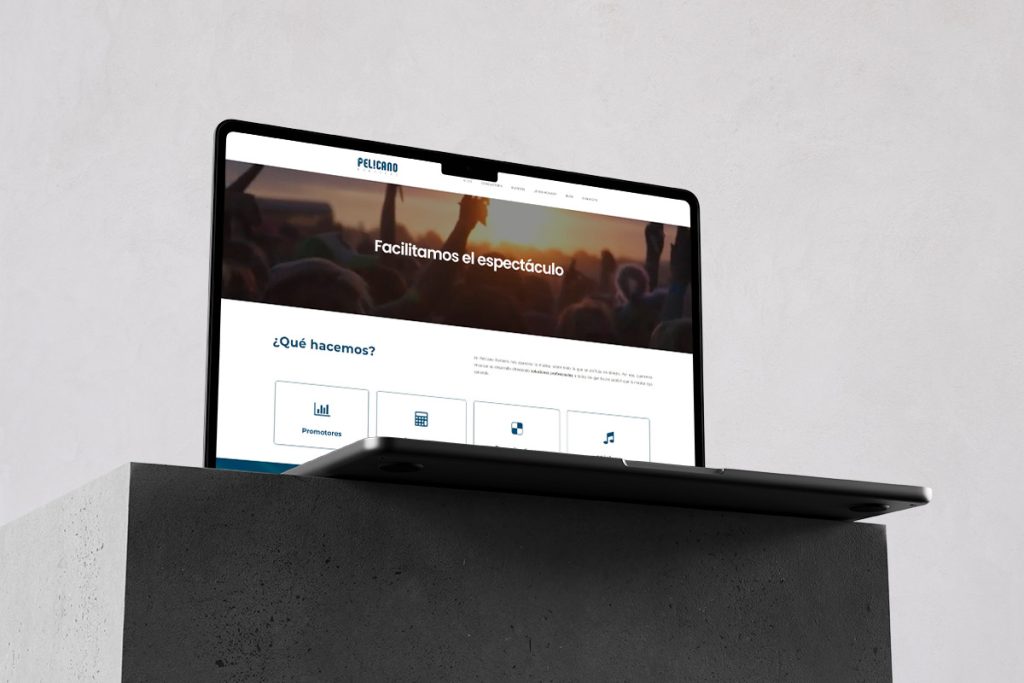 Portátil enseñando sitio web de gestores musicales