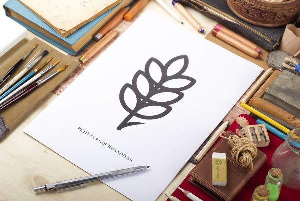 Foto de folio en blanco sobre escritorio con el logo de un blog de internet