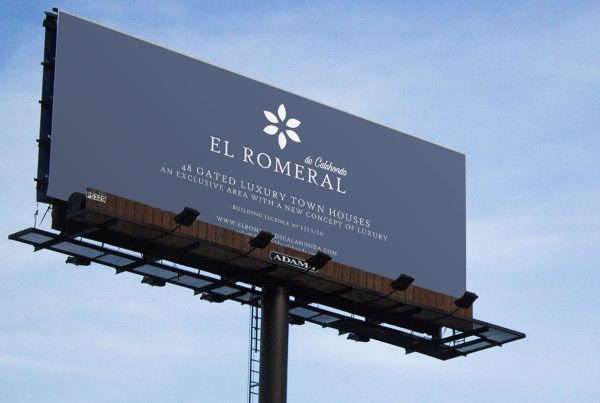 Pancarta en carretera enseñando el logo de una empresa inmobiliaria