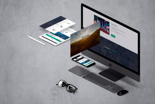 Fotografía de un Mac, un móvil y una tablet enseñando el sitio web de una empresa de organización financiera