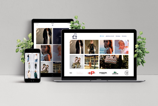 Laptop enseñando sitio web de ropa femenina